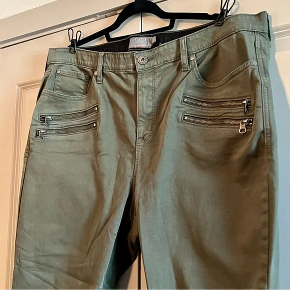 NWOT Torrid Sky High Skinny Jeans (short) - Picture 4 of 7